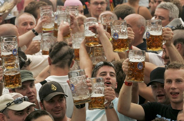 Beer crowd toasting